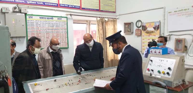 छावनी रेलवे स्टेशन पर निरीक्षण के दौरान व्यवस्थाओं को देखते हुए रेलवे महाप्रबंधक - फ़ोटो - पत्रिका न्यूज़ नेटवर्क