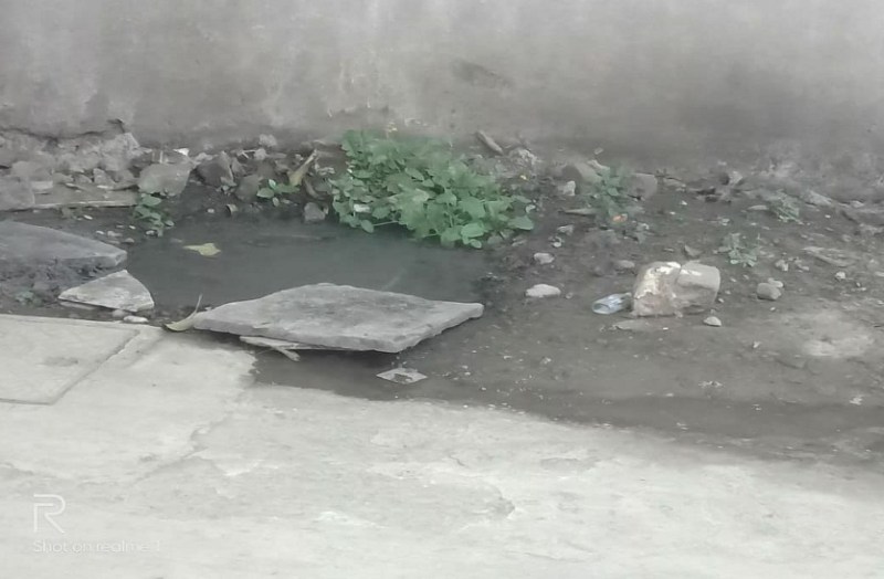 15 दिन से सीवेज लाइन बंद, खुले में बह रहा सीवेज