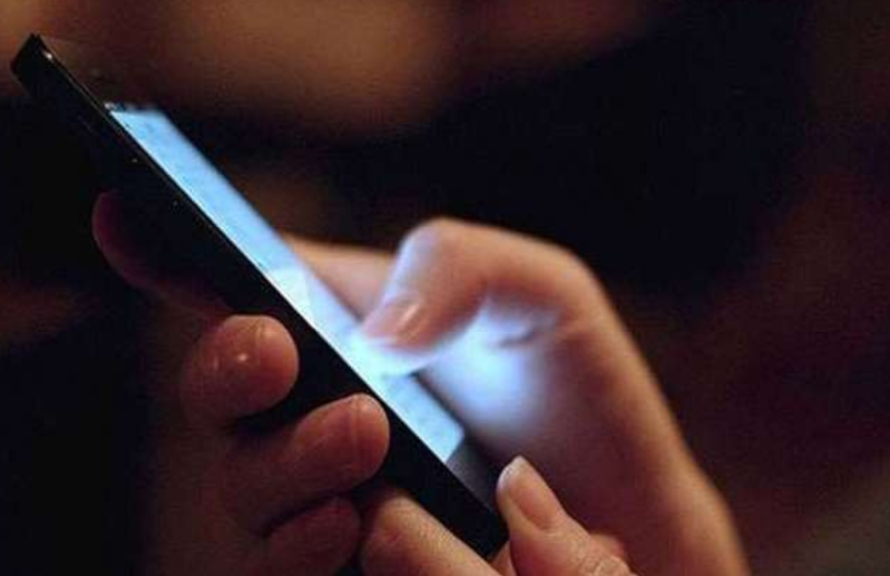 कर्नाटक : गरीब बच्चों को मुफ्त स्मार्टफोन देने पर विचार