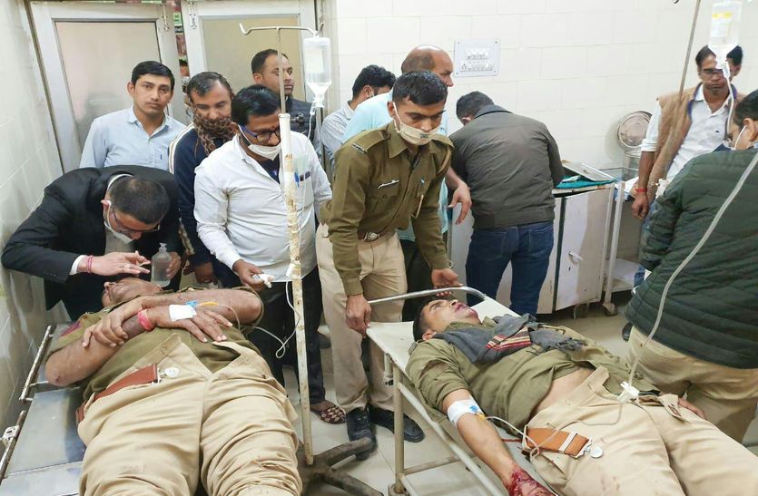 हिस्ट्रीशीटर का पीछा करते पुलिस की जीप पलटी