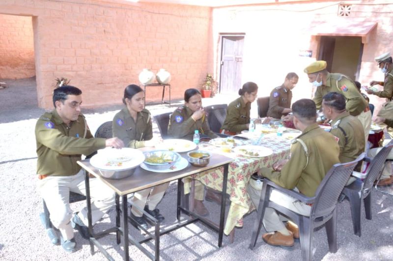 पुलिस कमिश्नर ने थाने में दाल-रोटी खाई