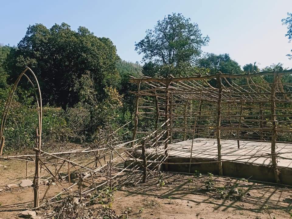 राजस्थान के एक गांव में आदिवासी लोगों ने लकड़ी व बांस से बनाया स्कूल भवन