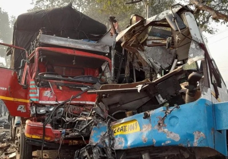मुरादाबाद में दर्दनाक हादसा, कैंटर-बस की टक्कर में 10 की मौत, 20 गंभीर रूप से घायल