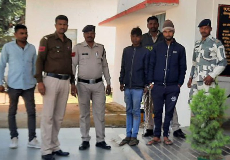 युवा कांग्रेस के जिला महासचिव व दोस्त को ग्रामीणों ने बेदम पीटा, अंगूठा लगवाकर खाते से गायब करते थे रुपए, गए जेल