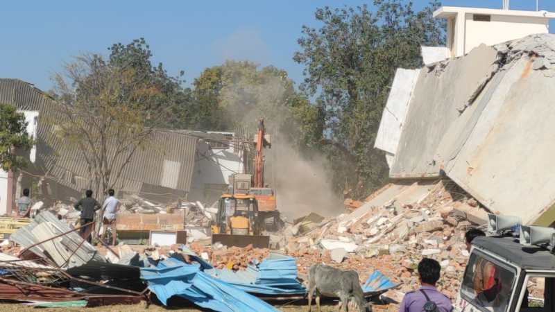 सवा एकड़ भूमि पर बने मैरिज गार्डन और बेयर हाउस को प्रशासन ने ध्वस्त कर दिया