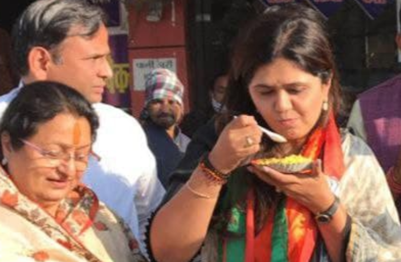 इंदौर के पोहे के दीवाने हैं ये स्टार्स, पंकजा मुडे ने भी शेयर किया पोहा खाते का वीडियो