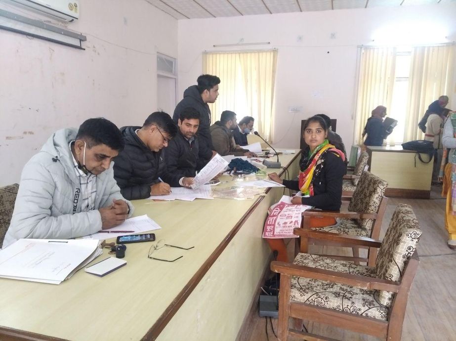 हनुमानगढ़ जिले में शिक्षक भर्ती में चयनित अभ्यर्थी पहुंचे दस्तावेज सत्यापन को