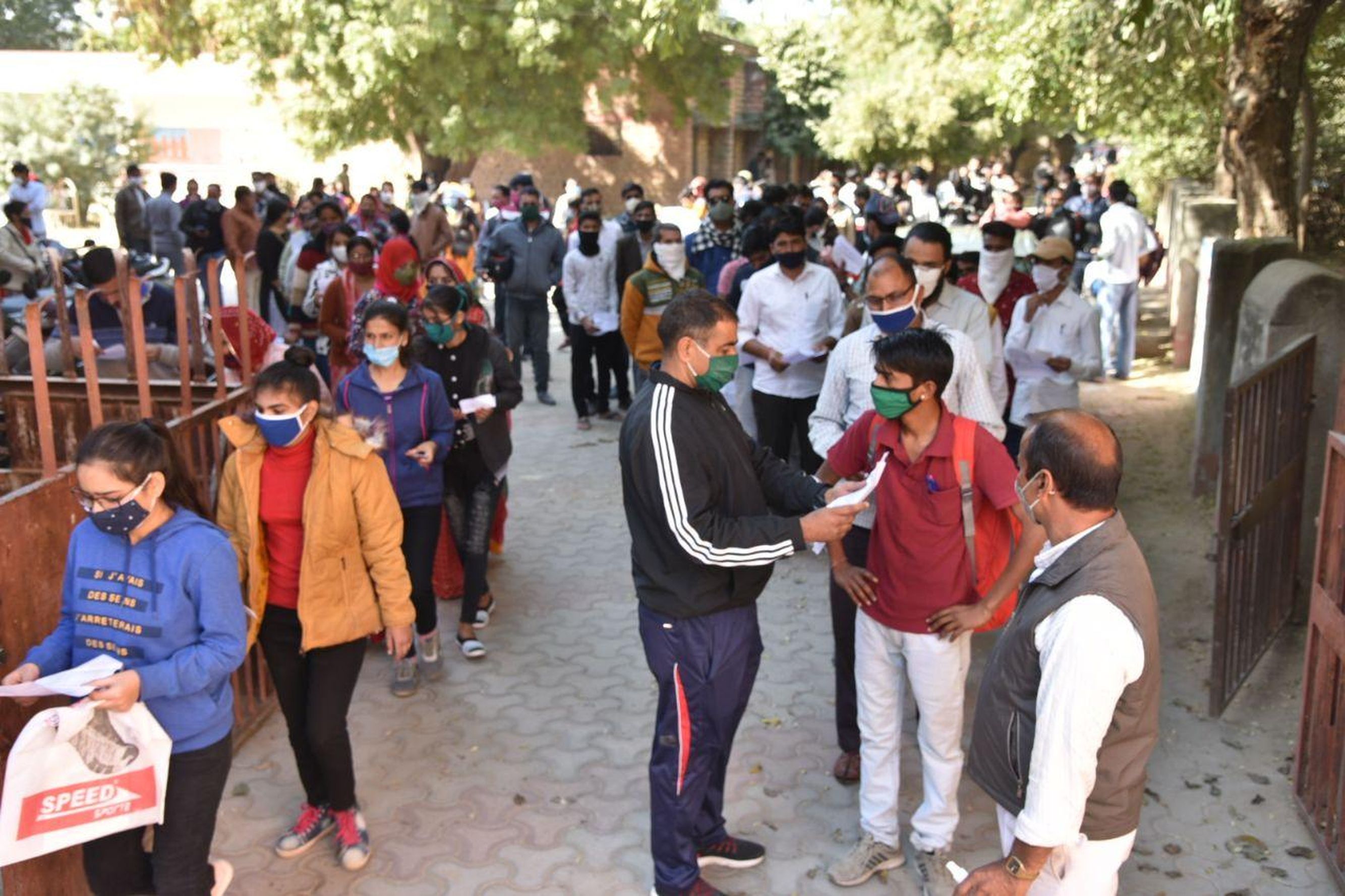 शहर में दो परीक्षाएं, मध्यम स्तर का रहा पर्चा