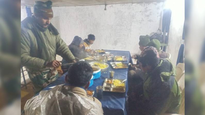 Sikkim: army soldiers rescuing 5 people stranded in snow
