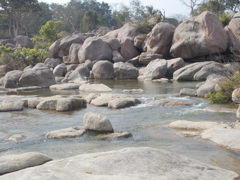 दो जिलों के बीच से बहती नदी के भीमघाट में है पर्यटन की संभावना
