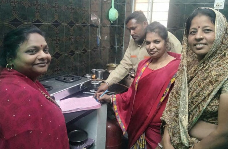 236 रुपए में गैस एजेंसियां कर रही उपभोक्ता का छह लाख का बीमा