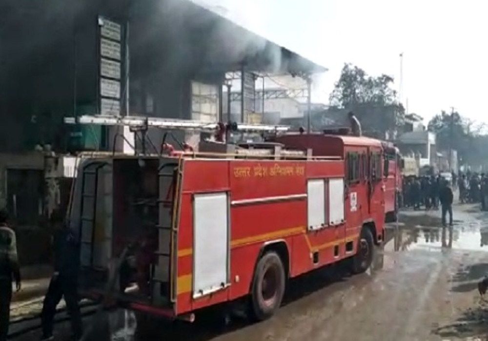 लखनऊ के ट्रांसपोर्ट नगर में स्थित गोदाम में लगी भीषण आग, 10 दमकल गाड़‍ियां आग बुझाने में जुटीं