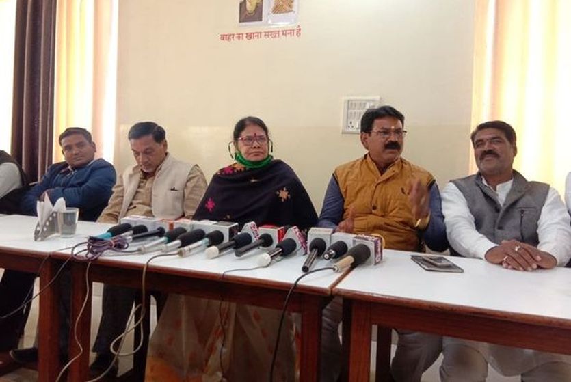 Congress leader, sand mining, ultimatum, mafia, media, horse-trading