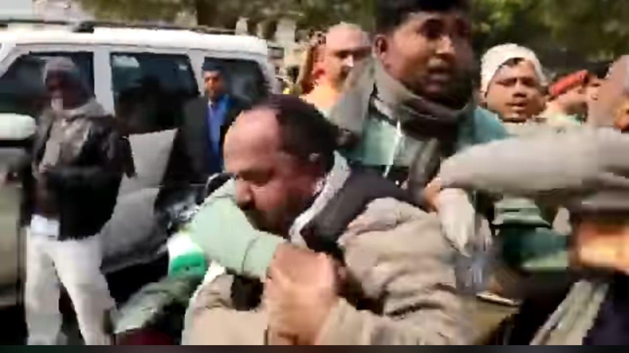 SP Leader Beaten By Karni Sena in Mau