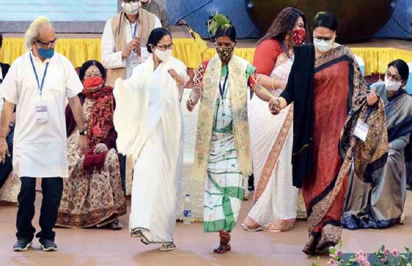 West Bengal: एक समारोह में ममता बनर्जी ने किया डांस, VIDEO सोशल मीडिया पर वायरल
