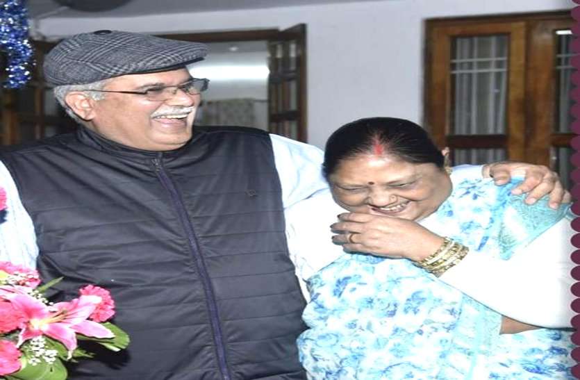 CM भूपेश ने शायराना अंदाज में पत्नी मुक्तेश्वरी को दी शादी की 40 वीं वर्षगांठ की
बधाई, लिखा शुक्रिया मुक्ति
