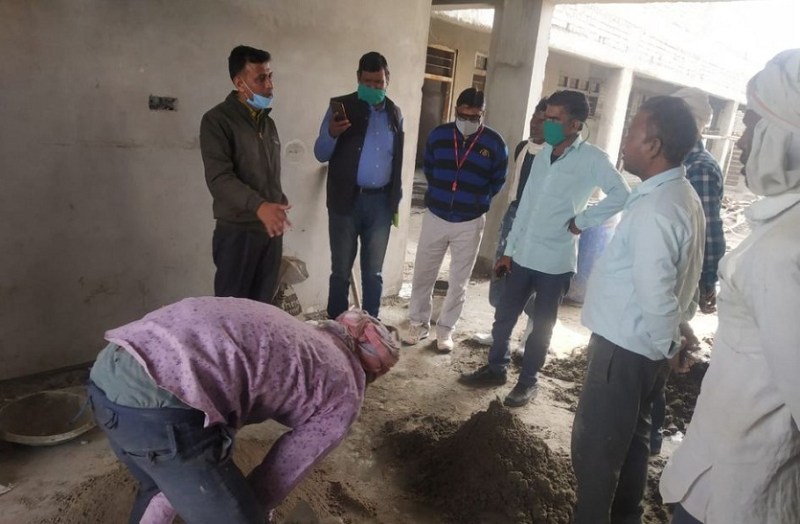 कक्षा कक्ष निर्माण में घटिया सामग्री का उपयोग