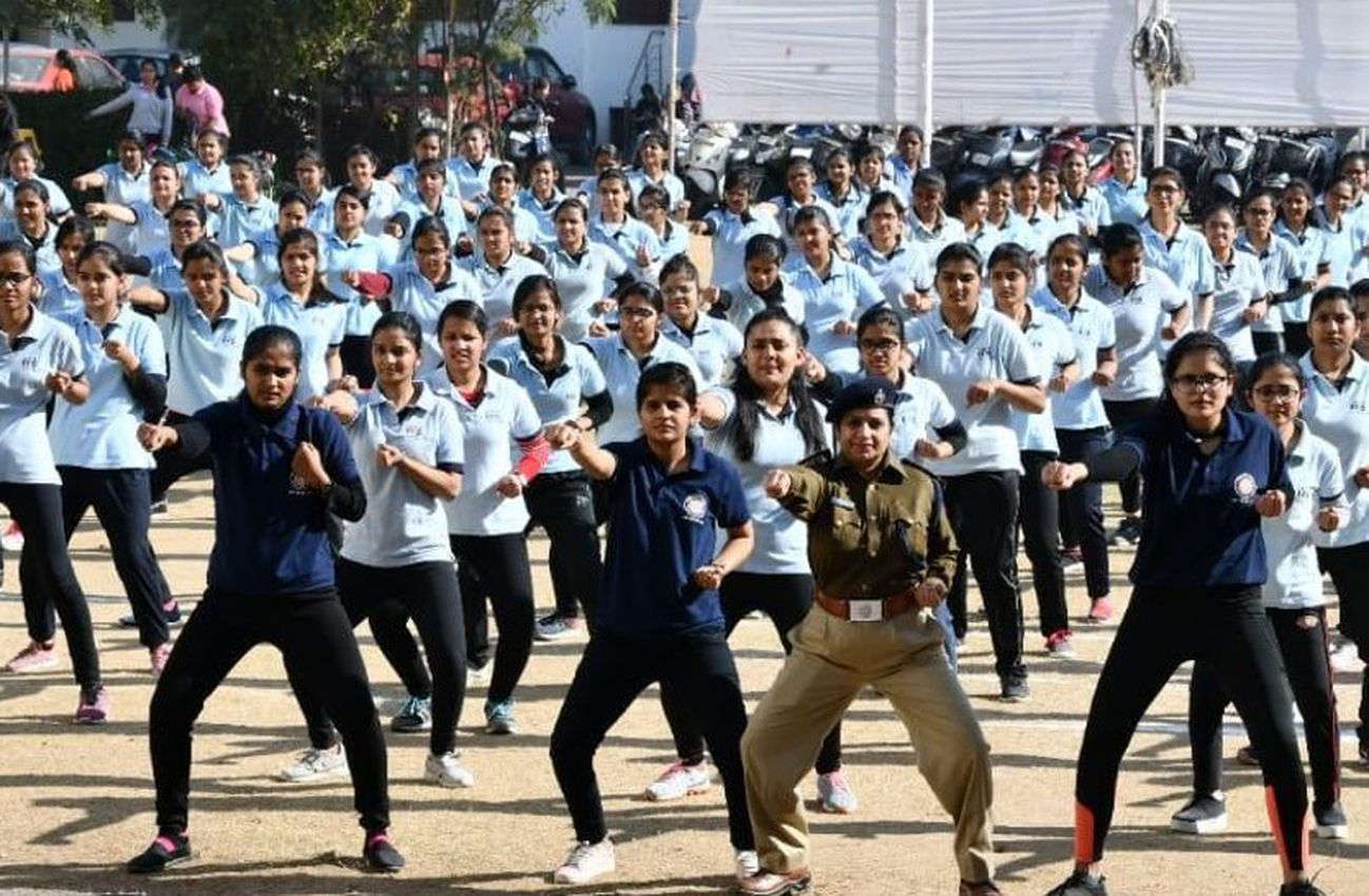 युवतियों को दिया आत्मरक्षा का प्रशिक्षण