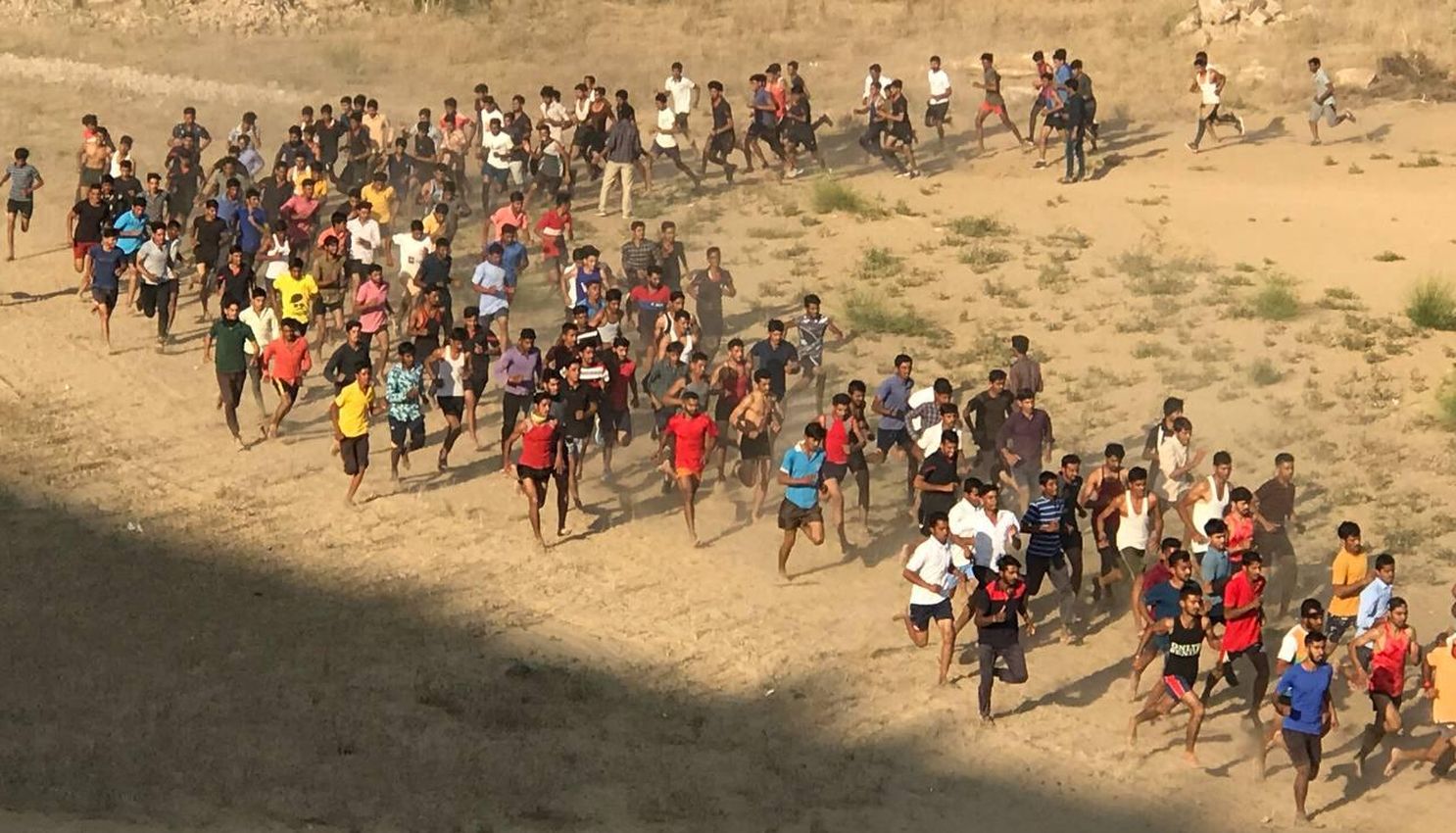 सेना भर्ती में भाग लेने के लिए युवा लगा रहे दमखम