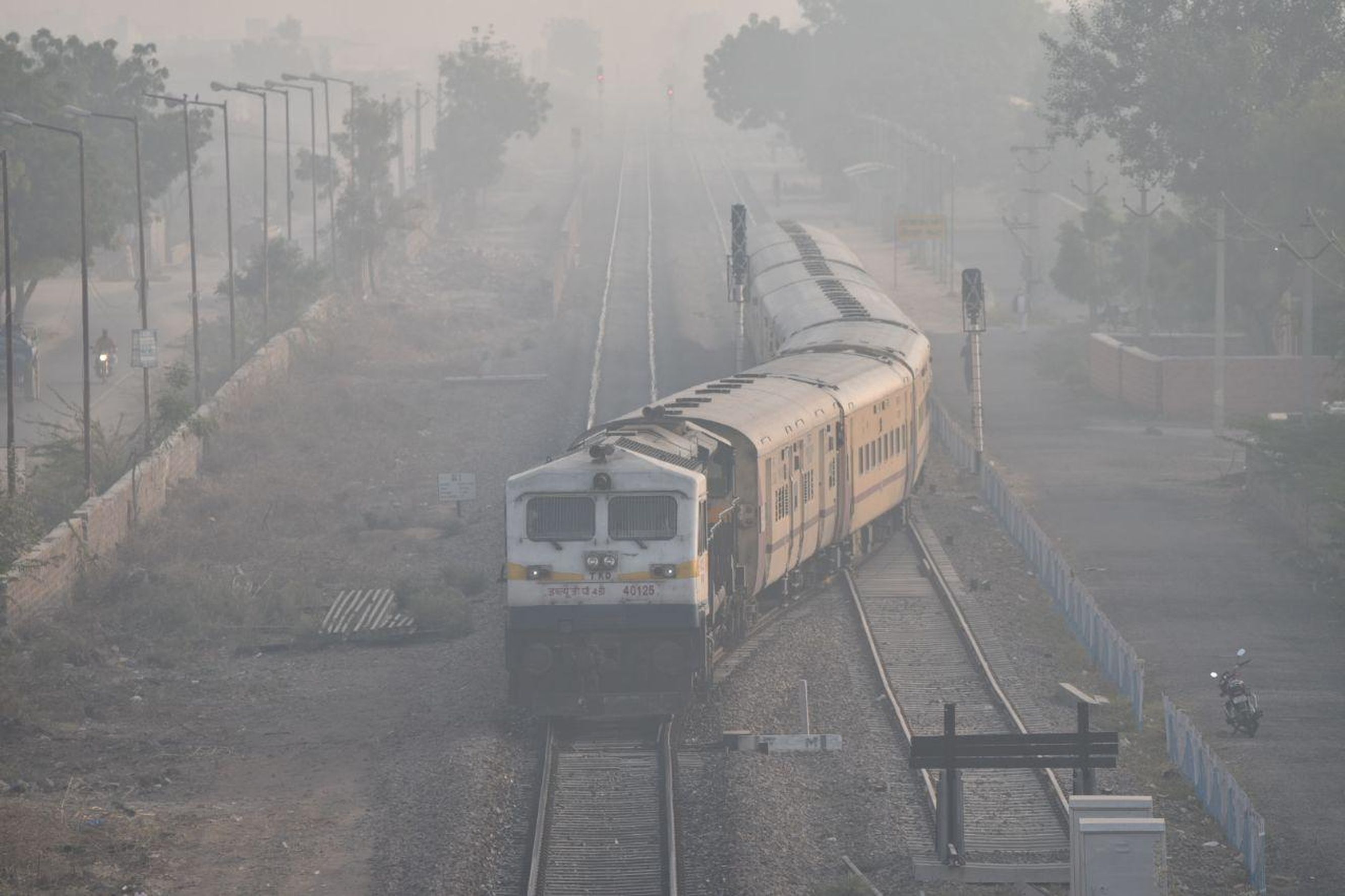 दिन में बादलों की आवाजाही, रात को हवा के झौंके