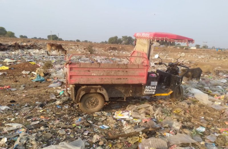 कचरा गाड़ी वाले कहते हैं. हम क्यों उठाएं कचरा