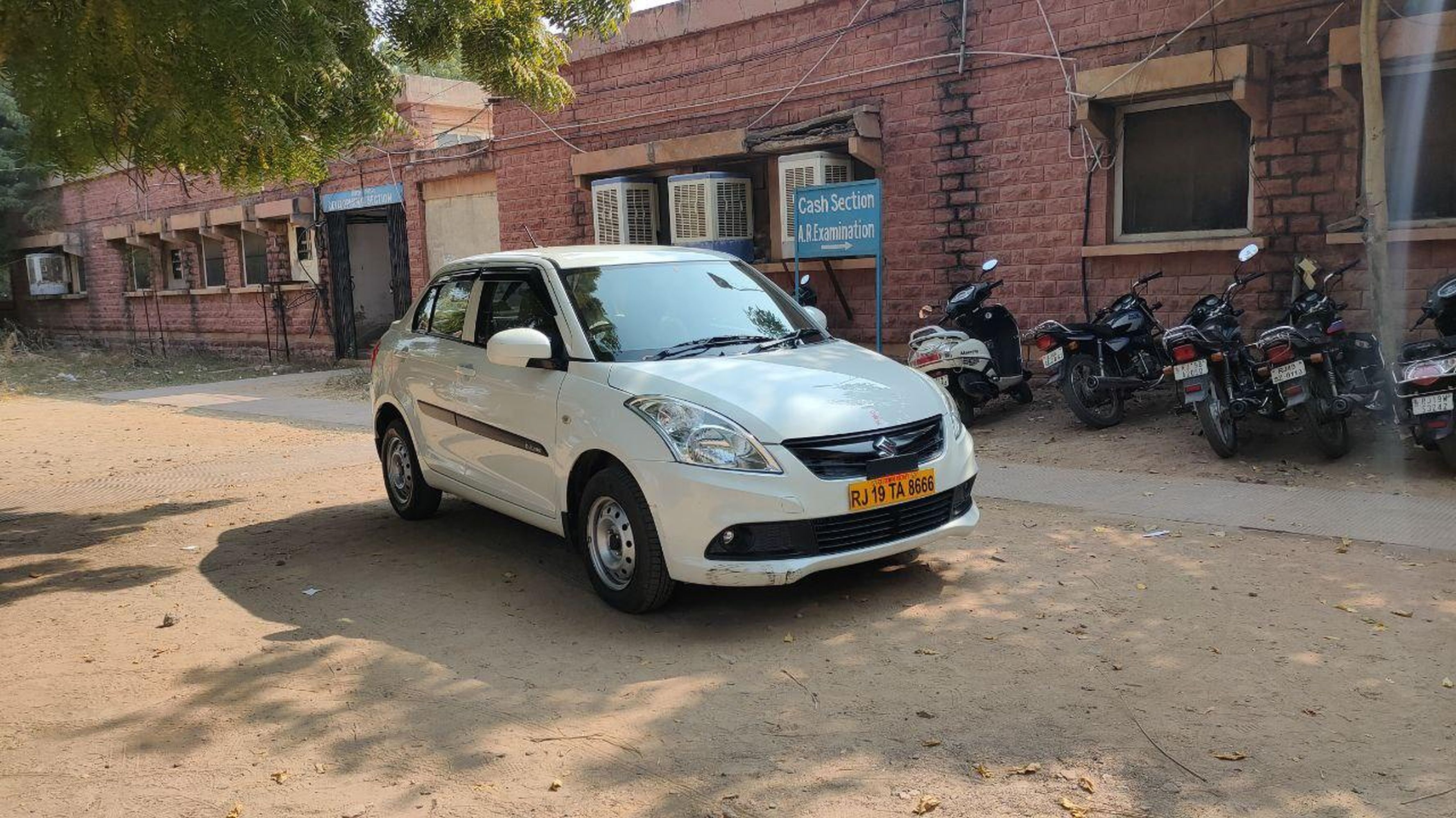 जेएनवीयू का शाही अंदाज, 4 महीने से खड़ी कार के 1.25 लाख भरे
