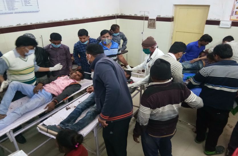 रामदेवरा यात्रियों की पिक-अप पेड़ से टकराई, 21 घायल