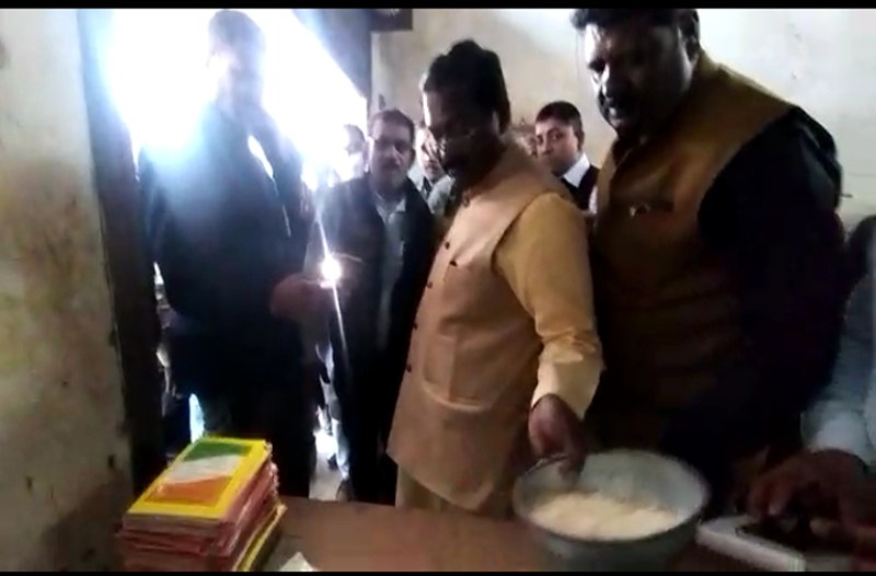 राशन दुकान में घटिया स्तर का चावल देख खाद्य मंत्री को आ गया गुस्सा, संचालक पर निकाली भड़ास