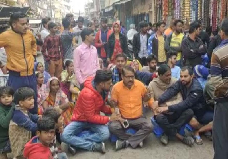 सड़क पार्षद को बंधक बनाकर बिठाया बीच सड़क पर, सकते में नगर निगम