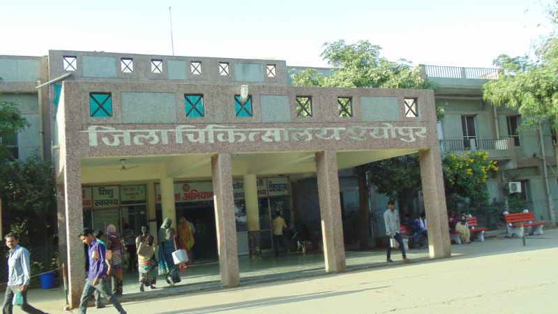 डॉक्टर बोला, लाइन से आओ, युवक ने पीट दिया