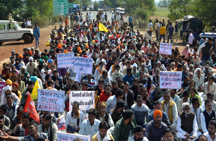 भाजपा सांसद के भाई किसानों के धरने में शामिल, सांसद बोले-यही है राजनीति