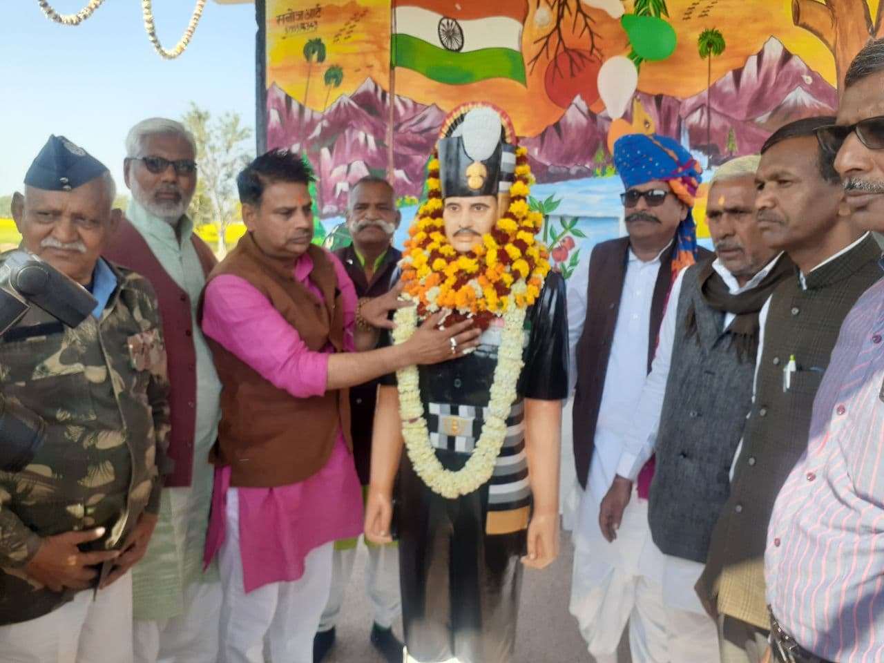 पावटा में शहीद रामनरेश गुर्जर की मूर्ति का अनावरण