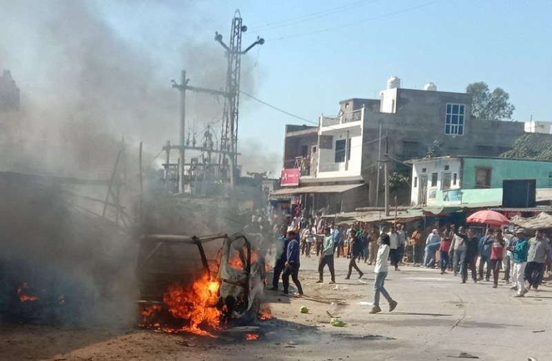 गैस रिफिलिंग करते वैन में लगी आग