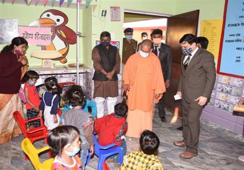 सीएम योगी हुए हैरान, कक्षा 3 के छात्र ने एक ही सांस में सुना दिया यूपी के 75 जिलों का नाम