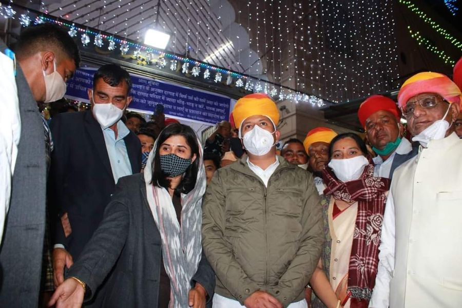 उर्स में जनप्रतिनिधियों ने पेश की चादर