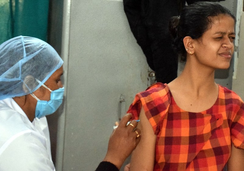 कोरोना से लडऩे में दिखाई बहादुरी तो फिर इंजेक्शन से क्यों लगने लगा डर?