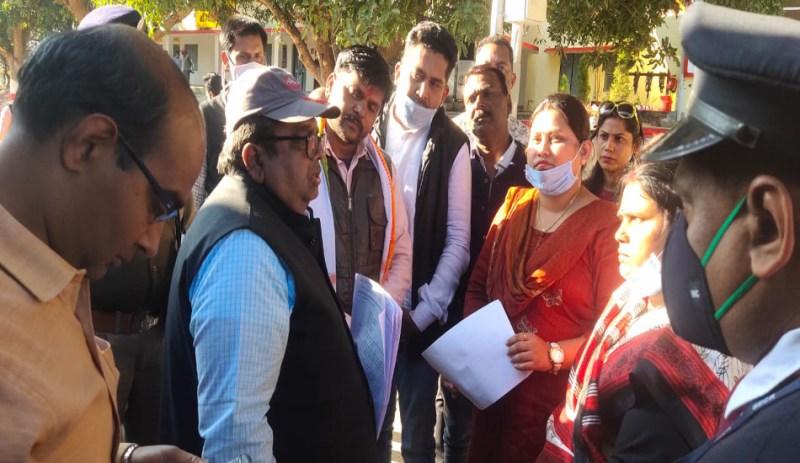 महापौर और सभापति ने इन 11 ट्रेनों को चलाने डीआरएम को सौंपा मांग पत्र, जताया विरोध