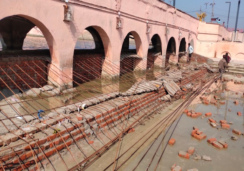 राम की पैड़ी में पानी की बहाव से नवनिर्मित रैप टूटा