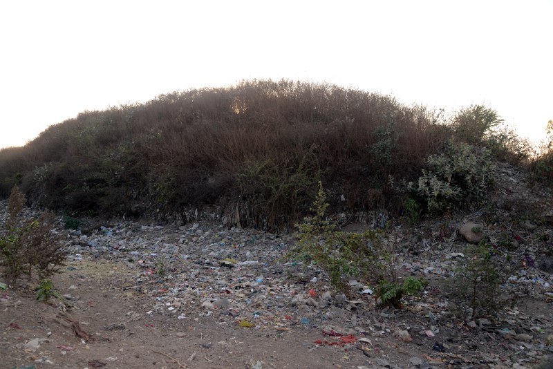 बीच शहर मुंह चिढ़ा रहा कचरे का पहाड़, हजारों लोगों की सांसों में समा रही लाखों टन कचरे की 'जहरीली हवा