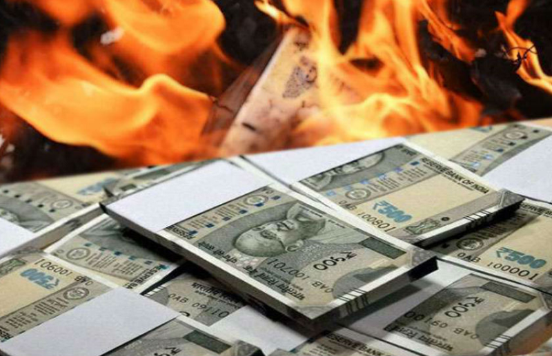 कौन है यह शख्स जिसने सर्दी से बचने के लिए जला डाली 500-500 की गड्डियां