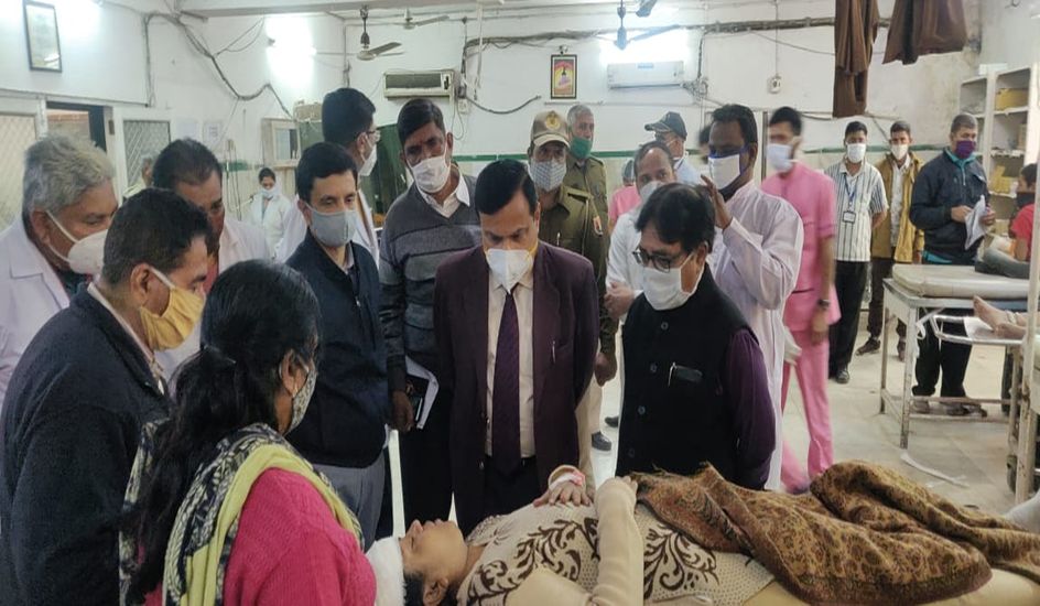 घायलों की कुशलक्षेम पूछने संभागीय आयुक्त पहुंचे अस्पताल