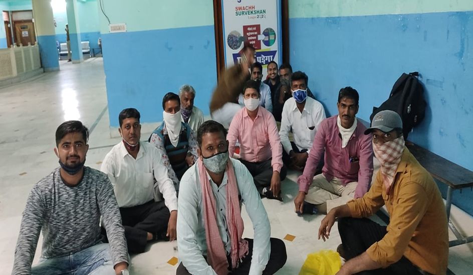 महापौर कक्ष के बाहर धरना, 15 दिन में समाधान के आश्वासन पर माने