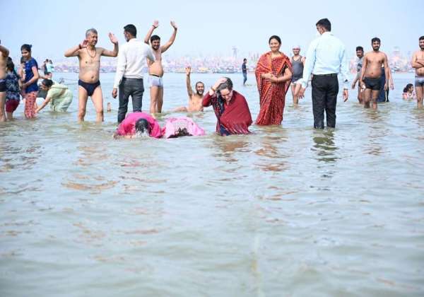 Priyanka Gandhi Sangam Snan