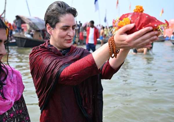 Priyanka Gandhi Sangam Snan