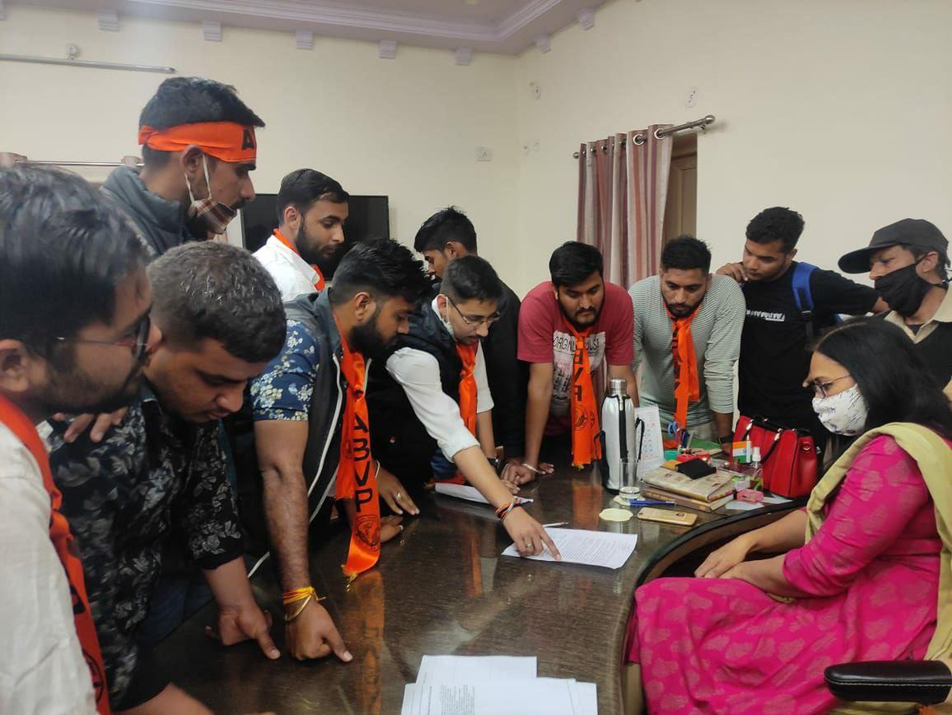 एबीवीपी ने विवि में किया प्रदर्शन, बंद करवाने का प्रयास