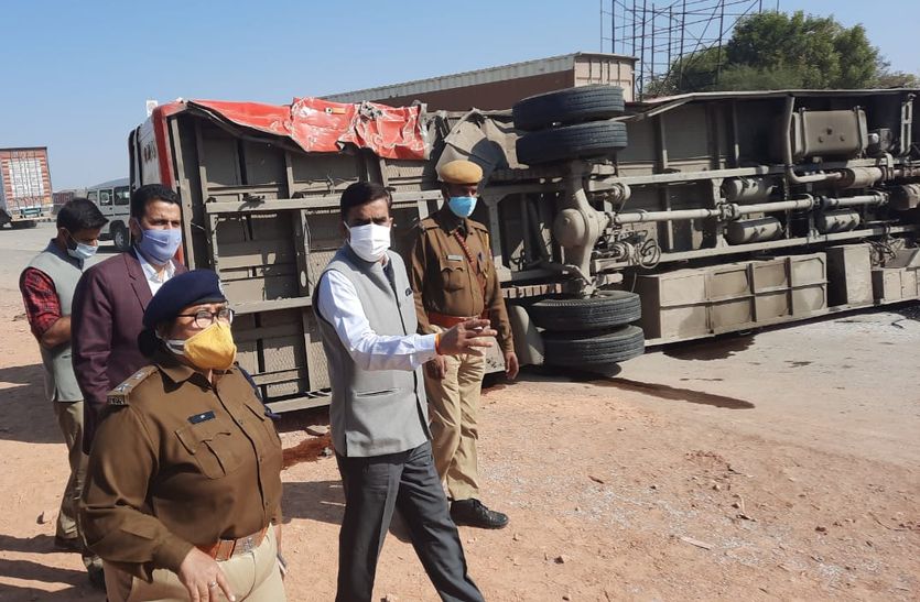 लोक परिवहन बस को ट्रक ने मारी टक्कर, दो बीएड छात्राओं सहित तीन यात्रियों की मौत