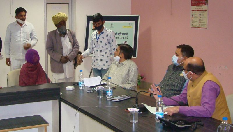 अवैध खनन की शिकायतों पर कलक्टर सख्त, अधिकारियों से कहा कार्रवाई करें