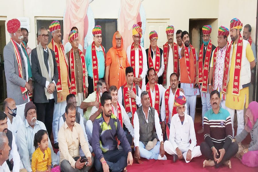सिख समाज व सैनाचार्य ने सौंपी मंदिर के लिए निधि