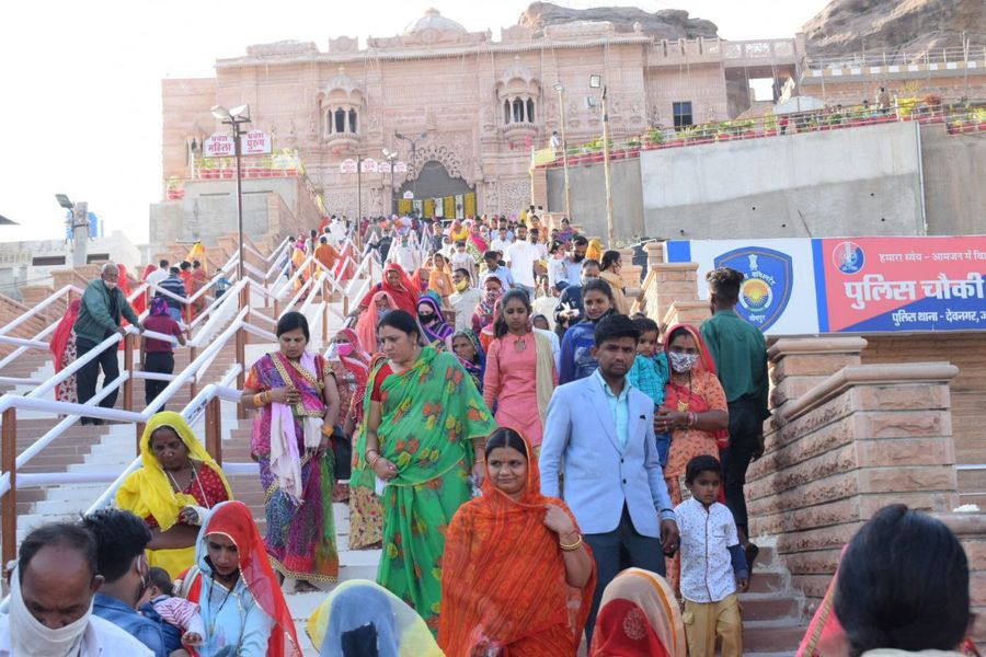 जोधपुर के रामदेव मंदिरों में दिन भर रही श्रद्धालुओं की रेलमपेल