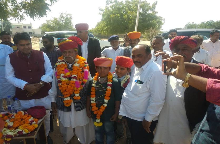 सारंगी वादक खां का अभिनन्दन